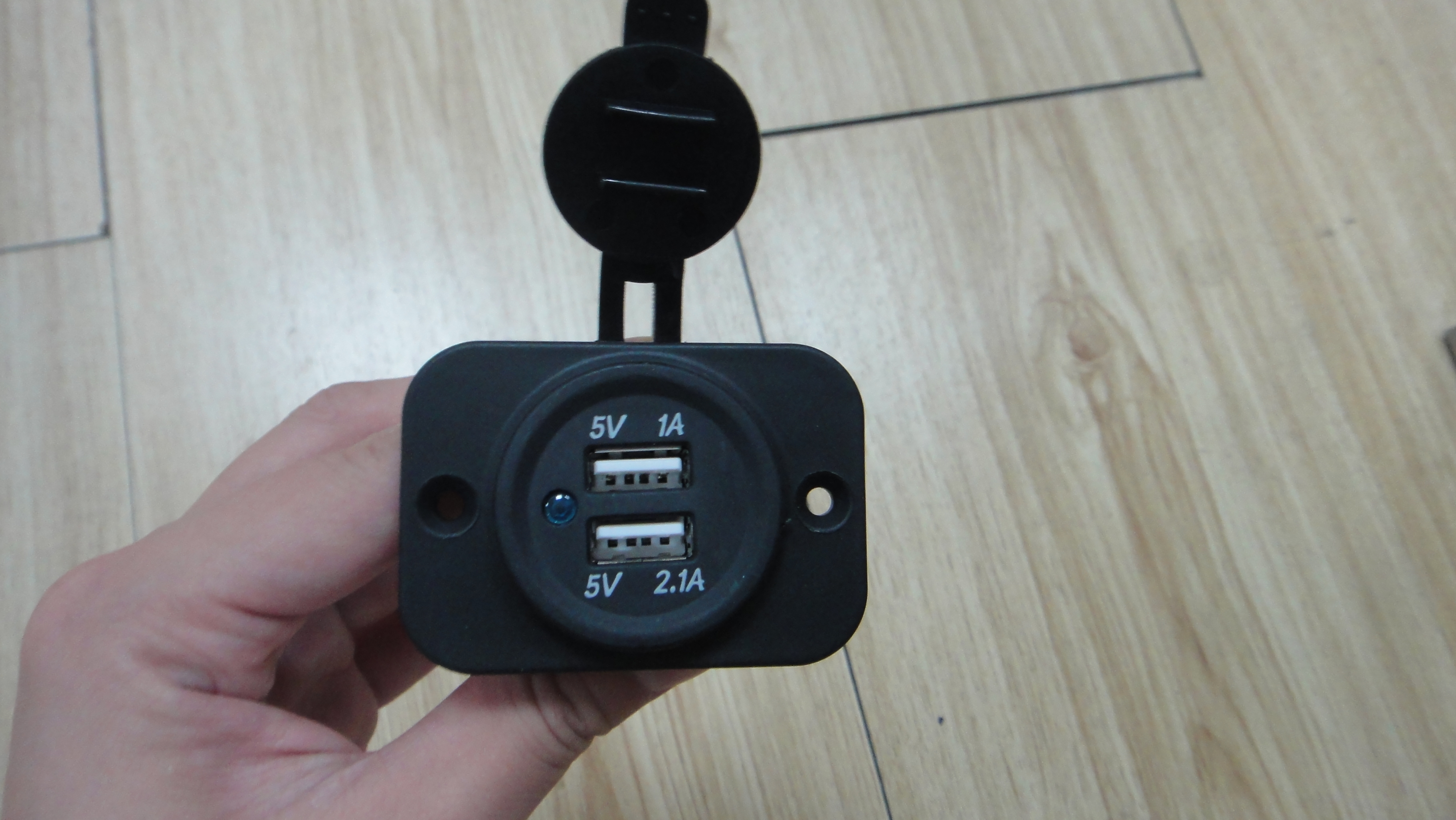 HC-B-65003 BUS USB CHARGER WITH PANEL 5V 3.1A (1A+2.1A) 12-24V 